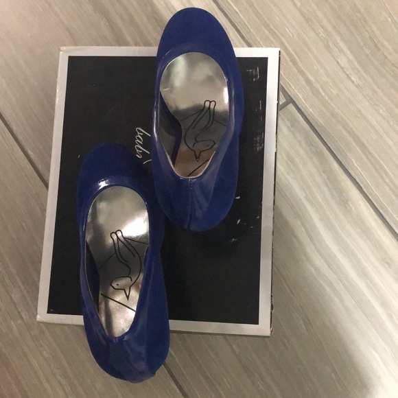 Baby Phat size 8.5 blue faux suede & patient pipping pump. - Picture 4 of 4